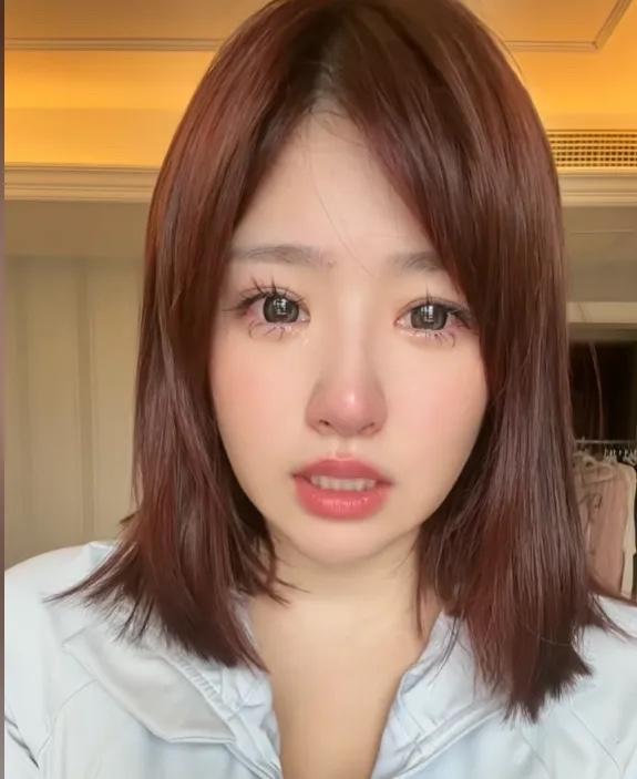 哭有什么用，就算是女网红也不行啊！女网红黄一鸣遛狗不牵绳还威胁路人这个行为真