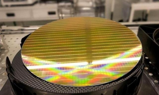 美利坚：绝不允许，使用美国技术的光刻机，卖给中国。中国：绝不允许，使用中国稀土的