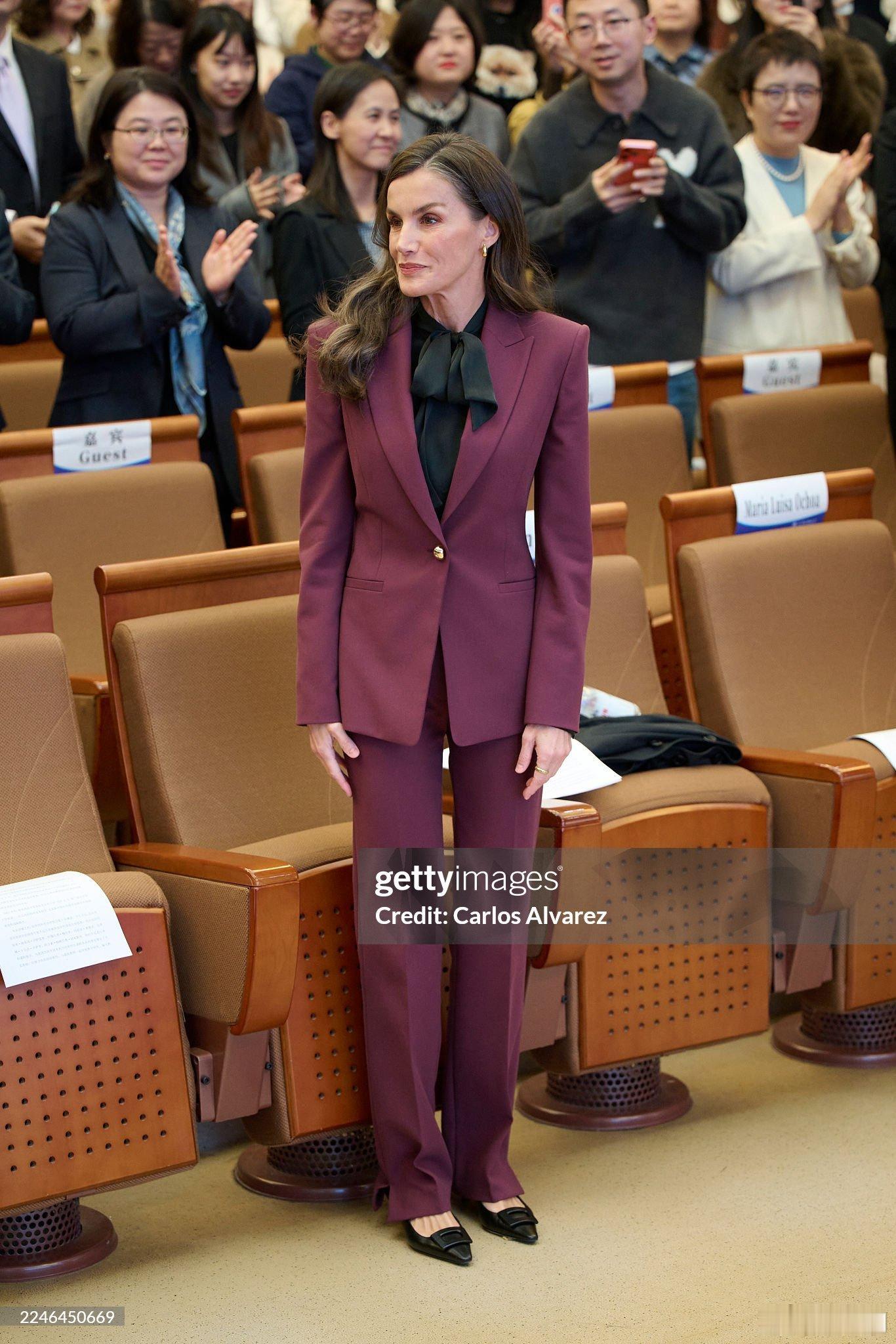 🇪🇸🇨🇳11月13日，莱蒂齐亚王后抵达北京外国语大学东校区阿语楼出席西班