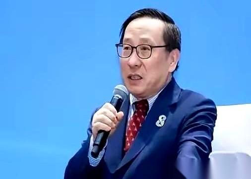 最近，高志凯的一项提议，直接把一块挂在墙上的牌子顶上了风口浪尖。他对着镜头甩出