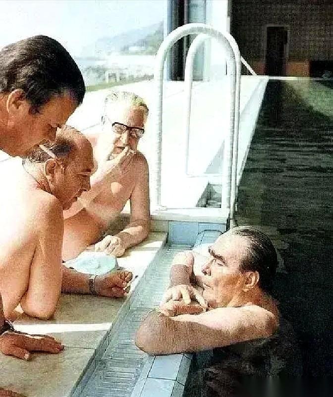 1977年，勃列日涅夫趴在泳池边，让3名警卫点上香烟，自己张大鼻孔猛吸飘过来的烟