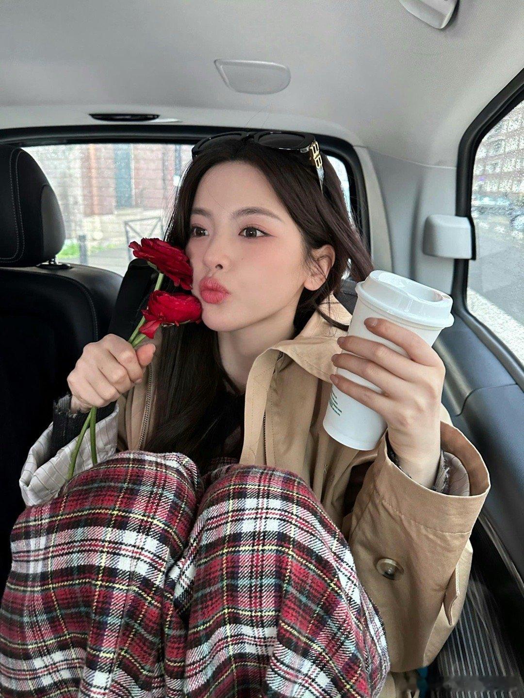 杨超越鲜花与咖啡更适配美女～这一套太适合巴黎了杨超越｜​​​