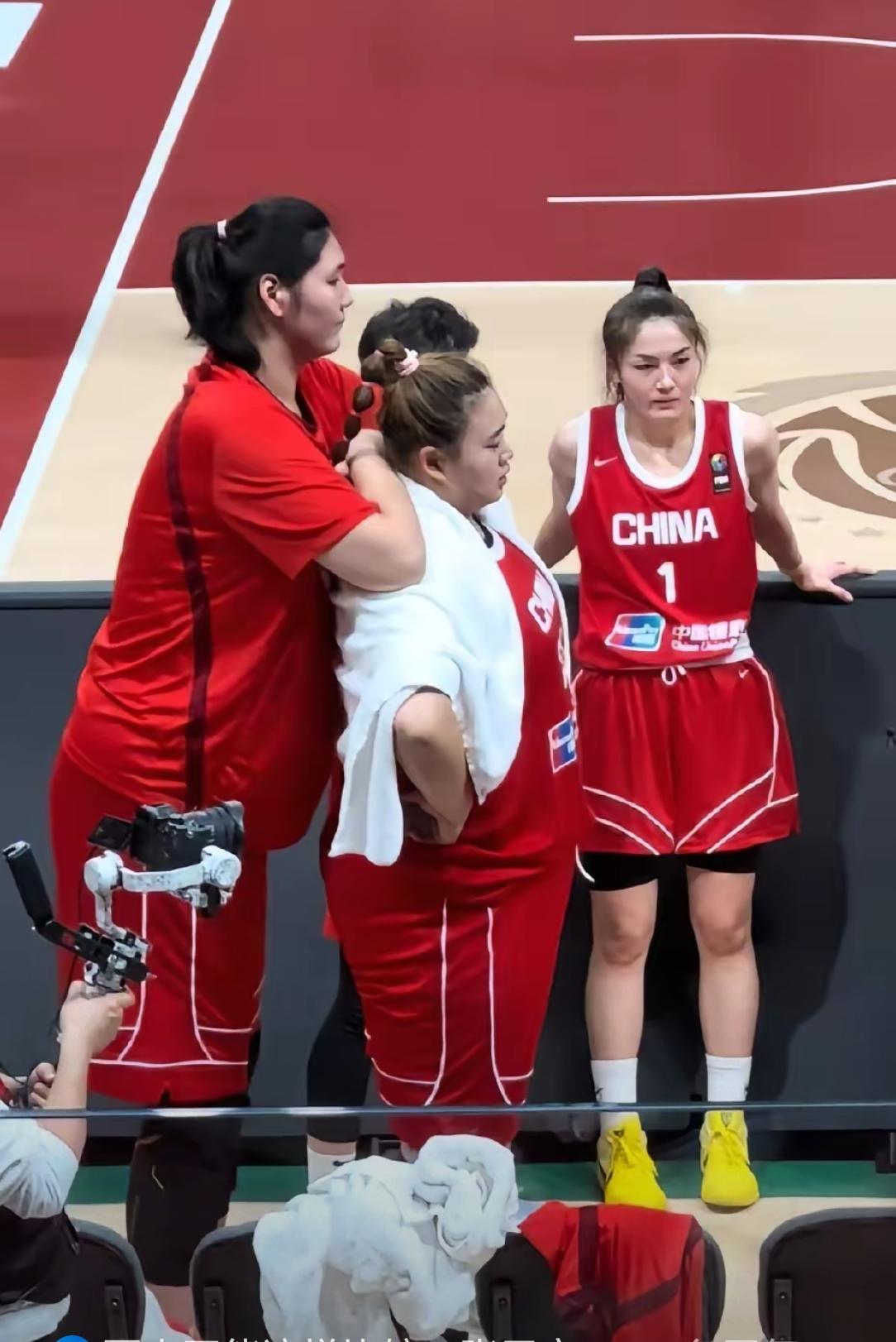 女篮世界杯，李月汝和韩旭回归，到底是留下张子宇还是刘禹彤。我的看法很明确，肯定