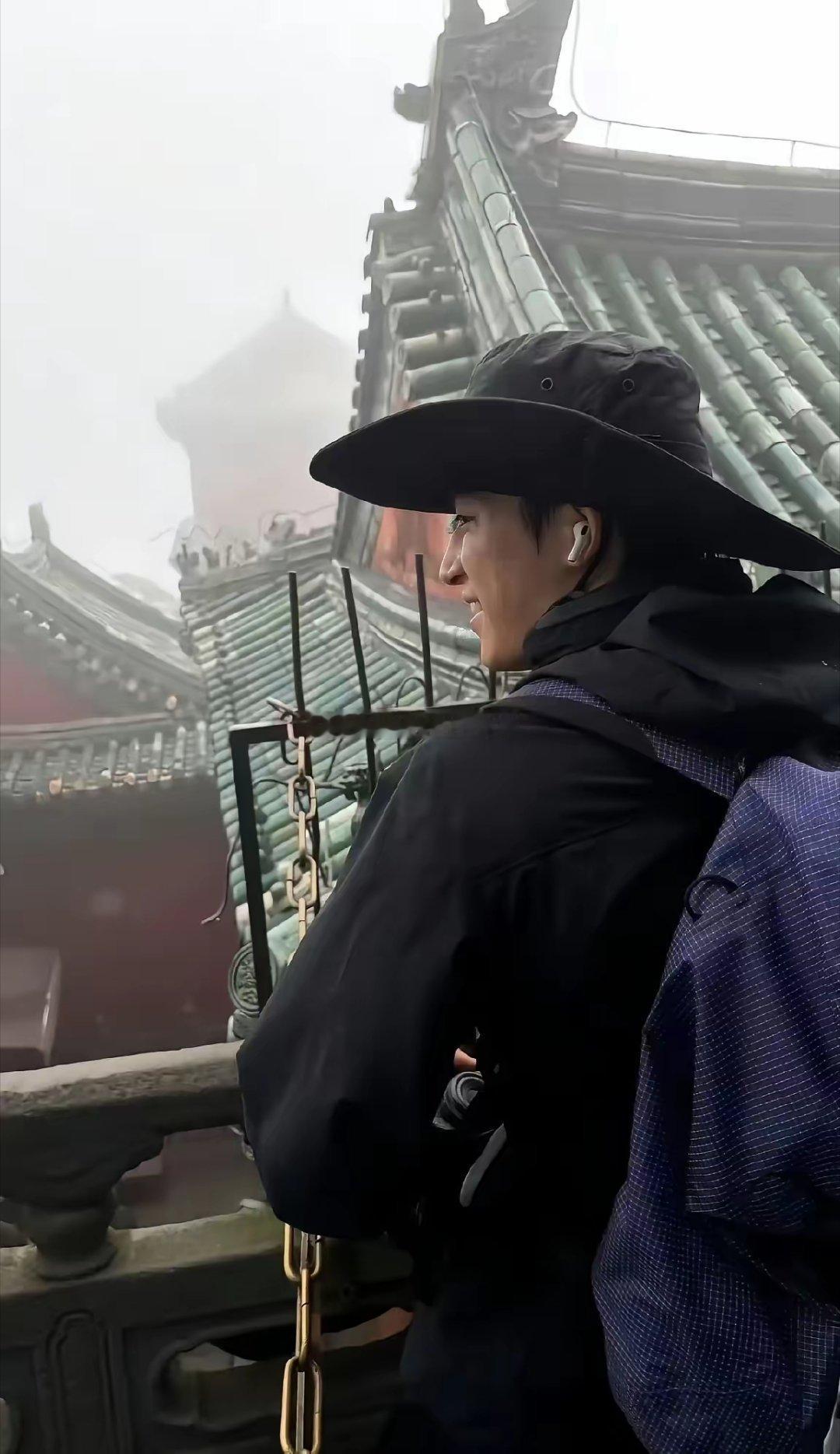 5月26日，网友偶遇独自爬山的王星越，因外形出众，被路人索要微信，他直接回一句“