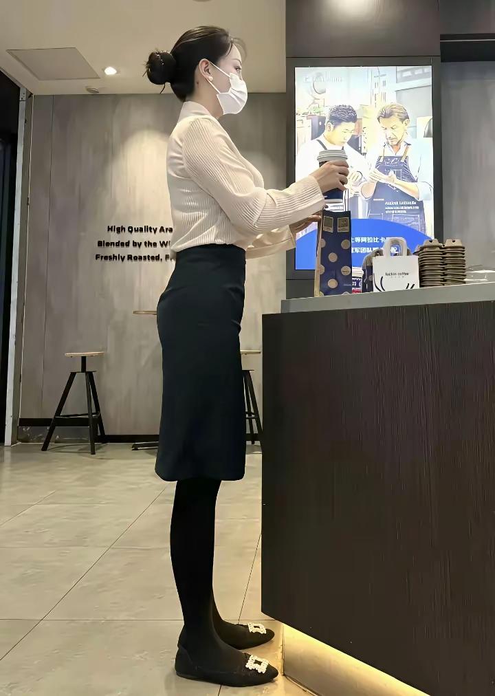 山东的李主任，这气质丝毫不输给大明星啊。端庄大气优雅大方美丽动人心魄，iu李知恩