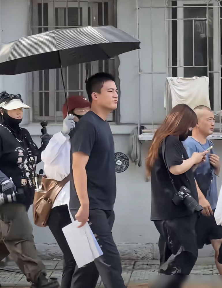 欧豪在厦门被拍，网友差点没认出来，说一股老年味。这不是贬义，是另一种活法。他穿得旧，脸晒得黑，走路带