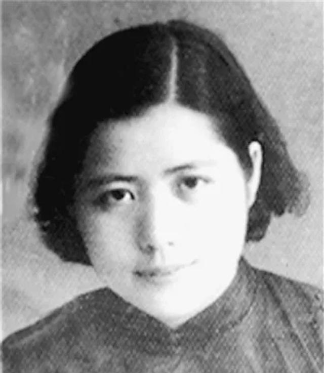 1942年，一名女战士被敌人围困在山洞，敌人竟然在洞口点燃柴草，浓烟像毒蛇一样往