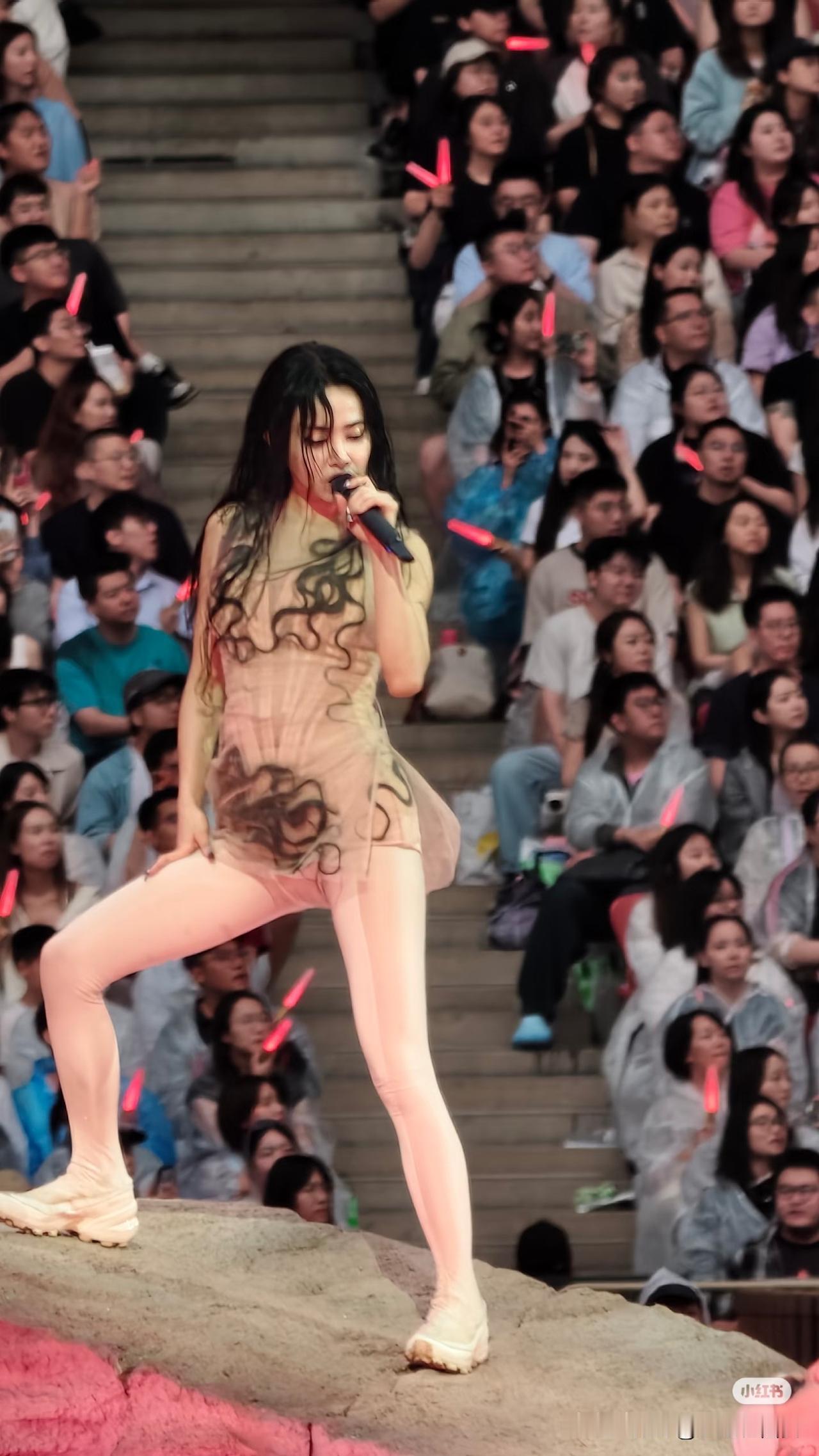 服装是正经服装，感觉拍照的人有些不正经[呲牙笑][呲牙笑][呲牙笑]很明显，图二才