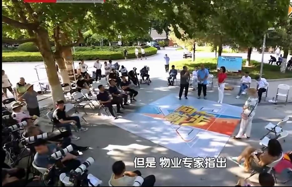 像我们小区大，2500户居民，有1500多辆车子，每年每辆车物业管理费1200元