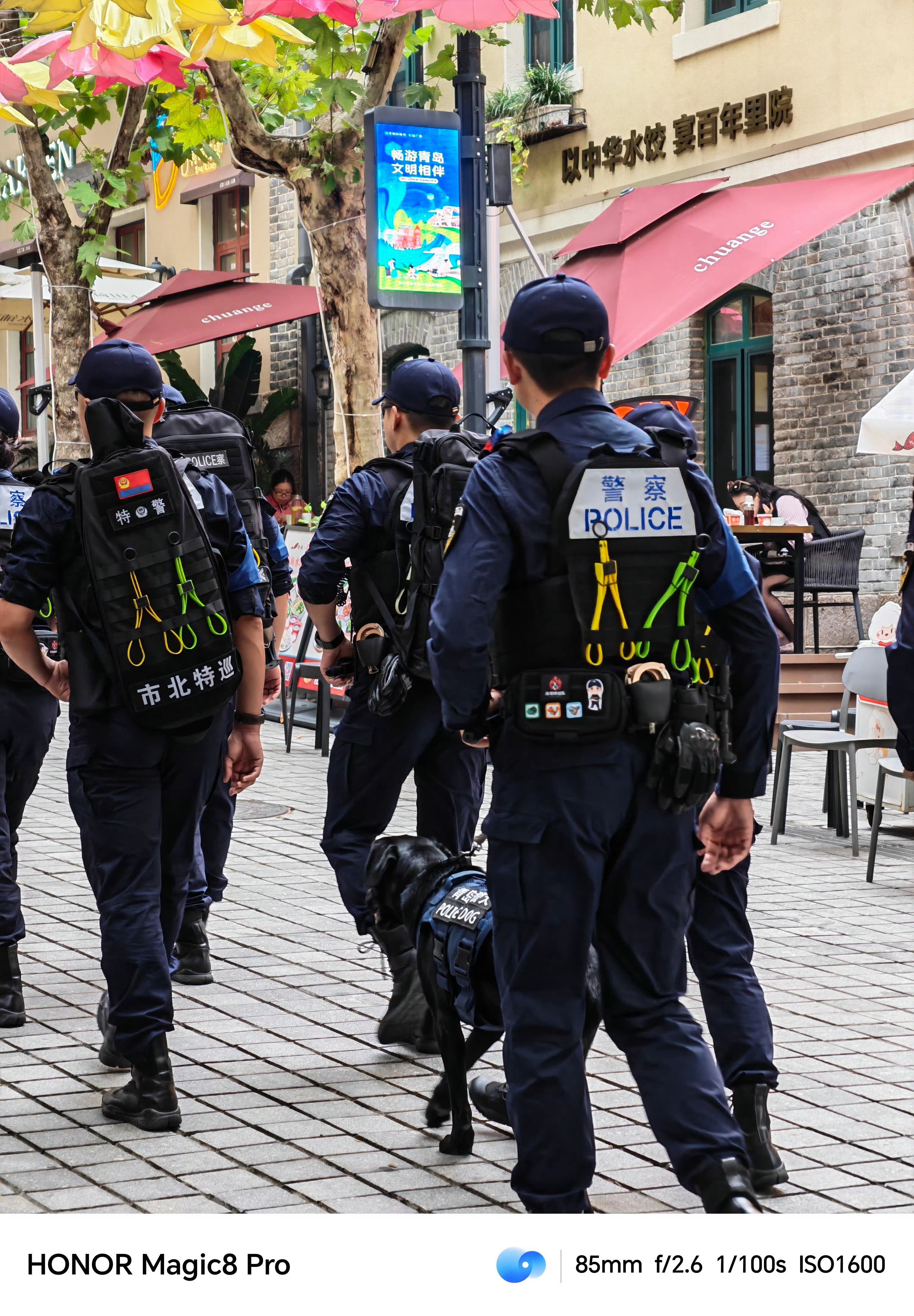 被青岛181女警帅的不知天地为何物原来是！青岛市北分局青鸾特巡队，我上次也拍到