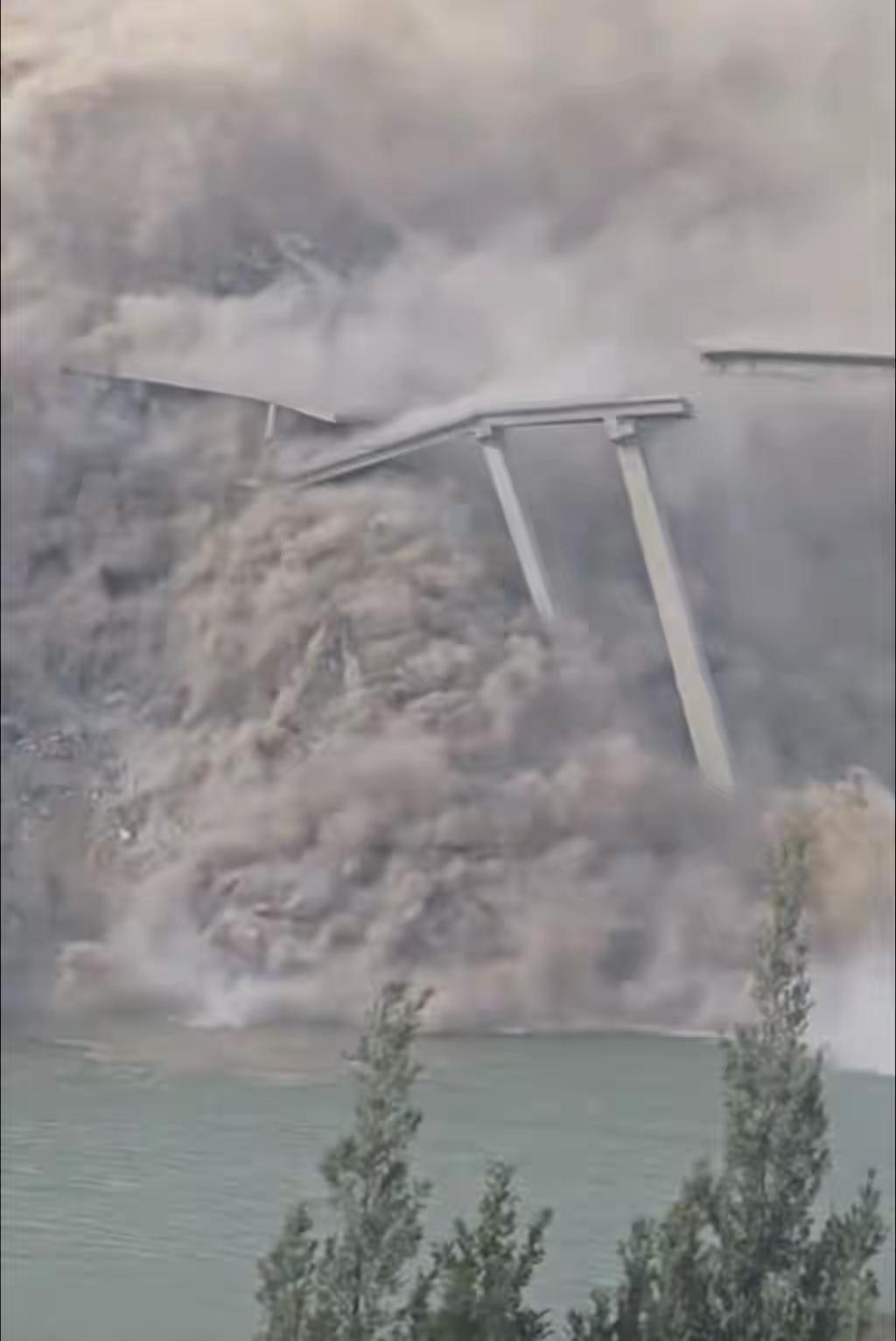 四川红旗特大桥垮塌这个事情，现在除了调查事故原因之外，还应该做的一个事情，除