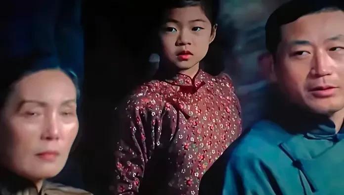 章子怡女儿客串酱园早说实话，如果不是有个当明星的妈凭这孩子的长相，是没有机会