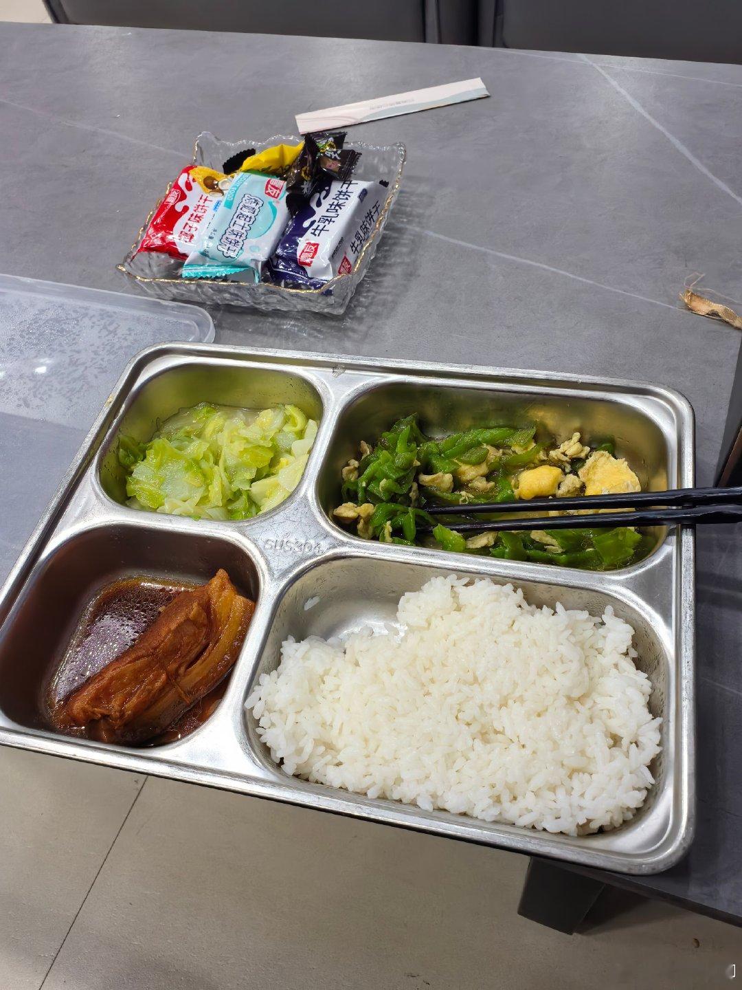 标致的饭没怎么吃过，时间太久忘记了；宝马的标准低于雷克萨斯；丰田印象中最普通的，呵呵！​