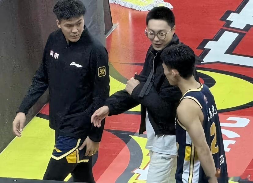 黄荣奇深夜更新动态略带伤感：“想说些什么，但又不知道该说些什么，感恩，感谢[比心]