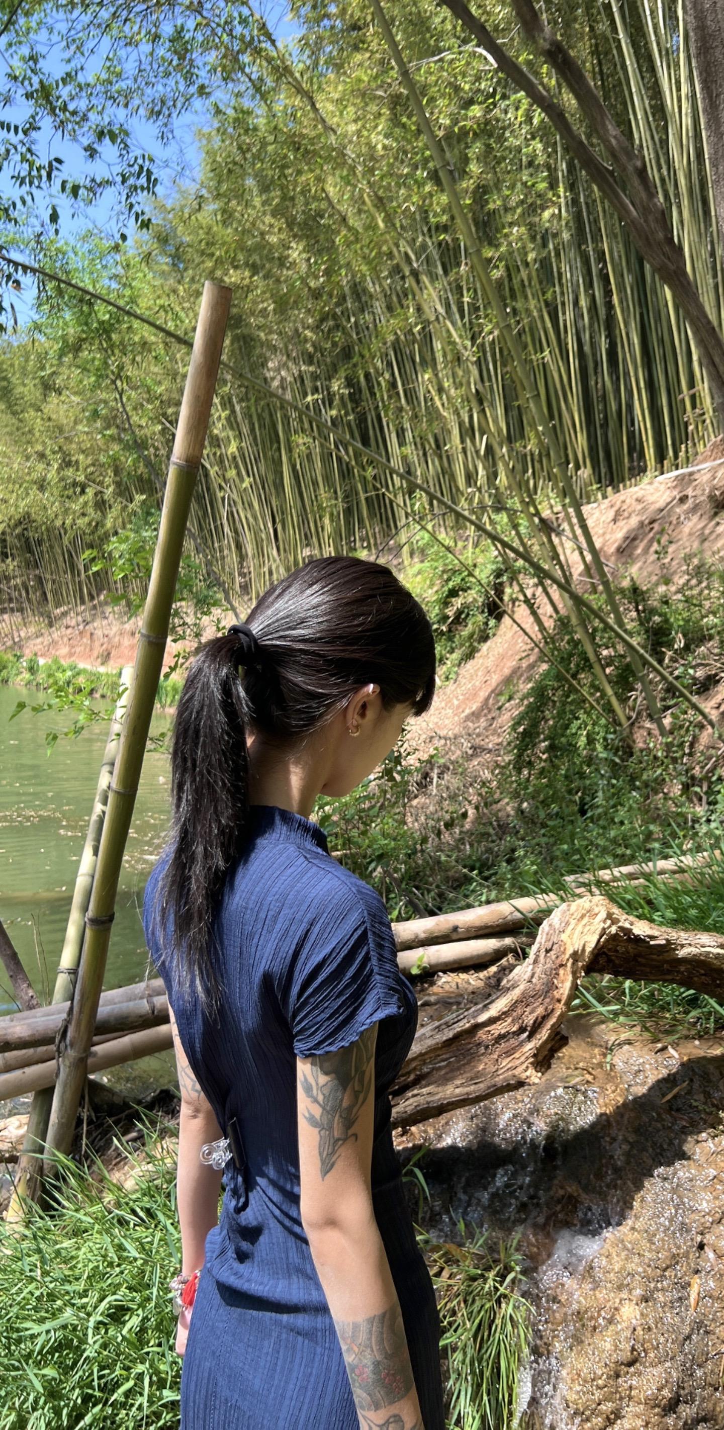 你说曾见过一个和我很像的姑娘 其实是我像她