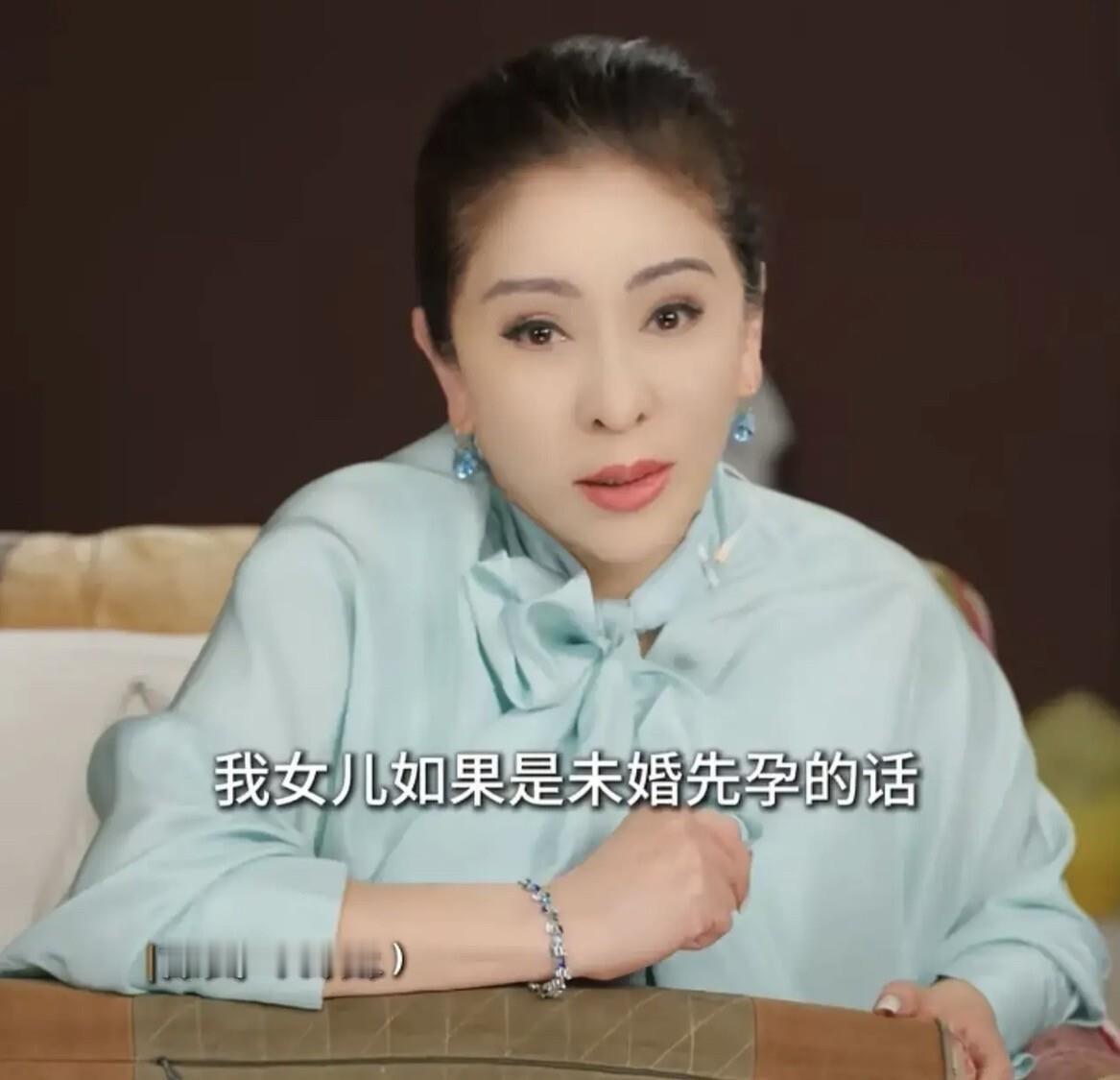 向太坐在镜头前，语气平静得像在说别人的事。当年和向华强在一起，发现怀孕，她谁也没告诉，一个人去了医院