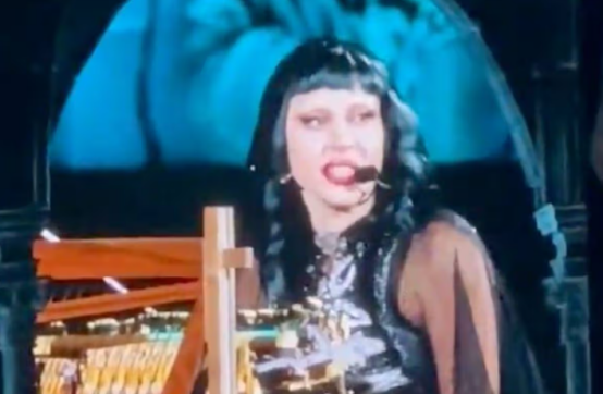 Lady Gaga东京演唱会突然暂停表演，怒斥ICE暴力执法：受害者令我心痛