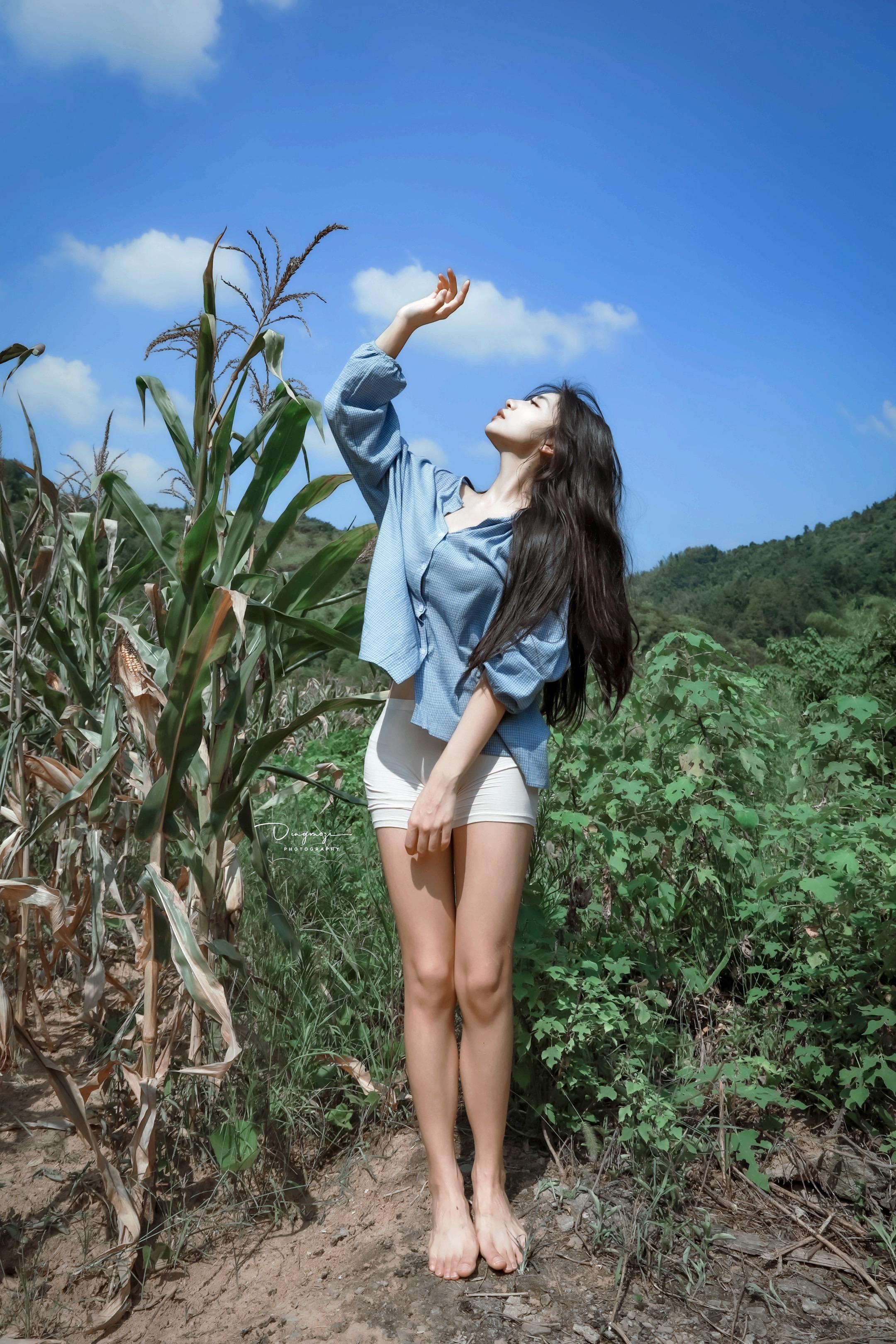 阳光明媚｜感受乡野的慵懒时光。《少女户外慵懒风写真》 夏日 阳光 少女...