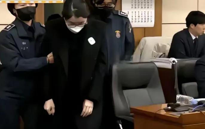 刷到金建希出庭受审的画面，真的被惊到了！以前看她都是精致得体的总统夫人模样，现在