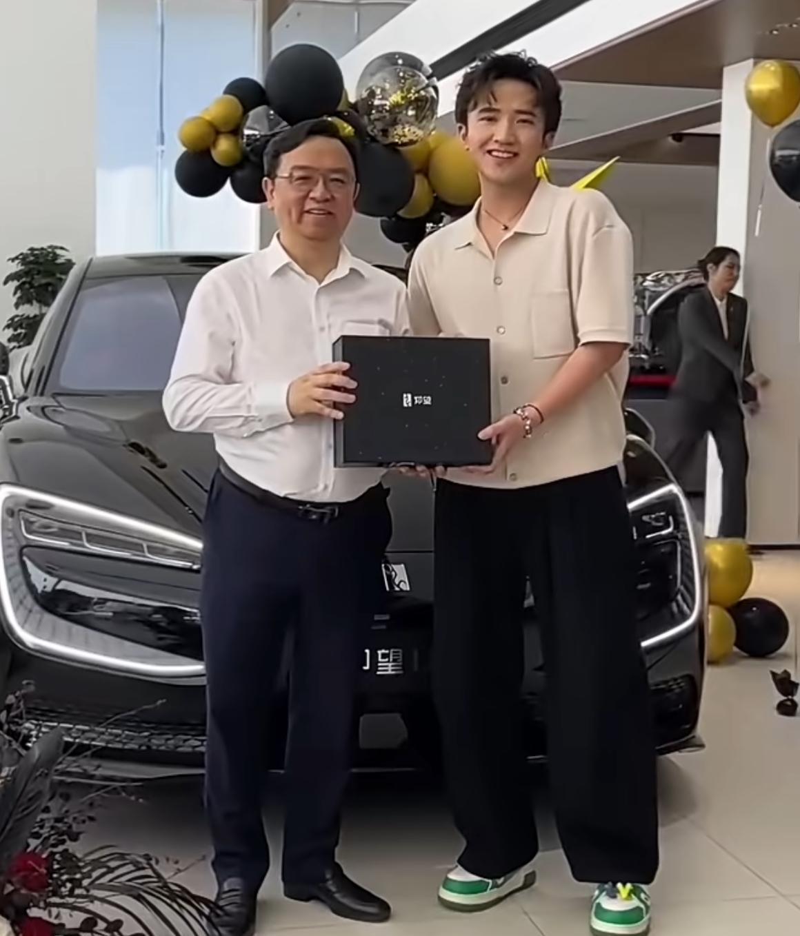 王传福亲自为“洁丽雅少爷”石展承交付仰望U7。今天，比亚迪董事长王传福在长沙仰