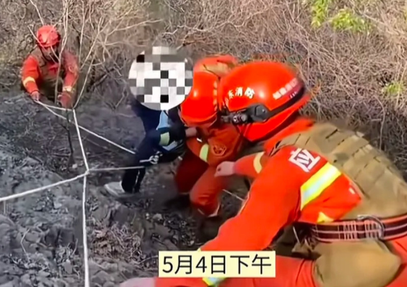 太蹊跷了，太让人揪心了福建一个8岁的男童和家人一起去爬山，本来是一场普普通
