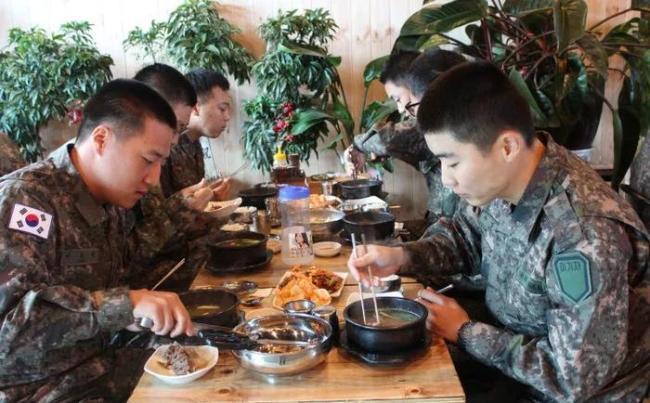 韩军系统性危机触目惊心：士兵吃22元餐标，腐败霸凌层出不穷。韩国军队正深陷全方