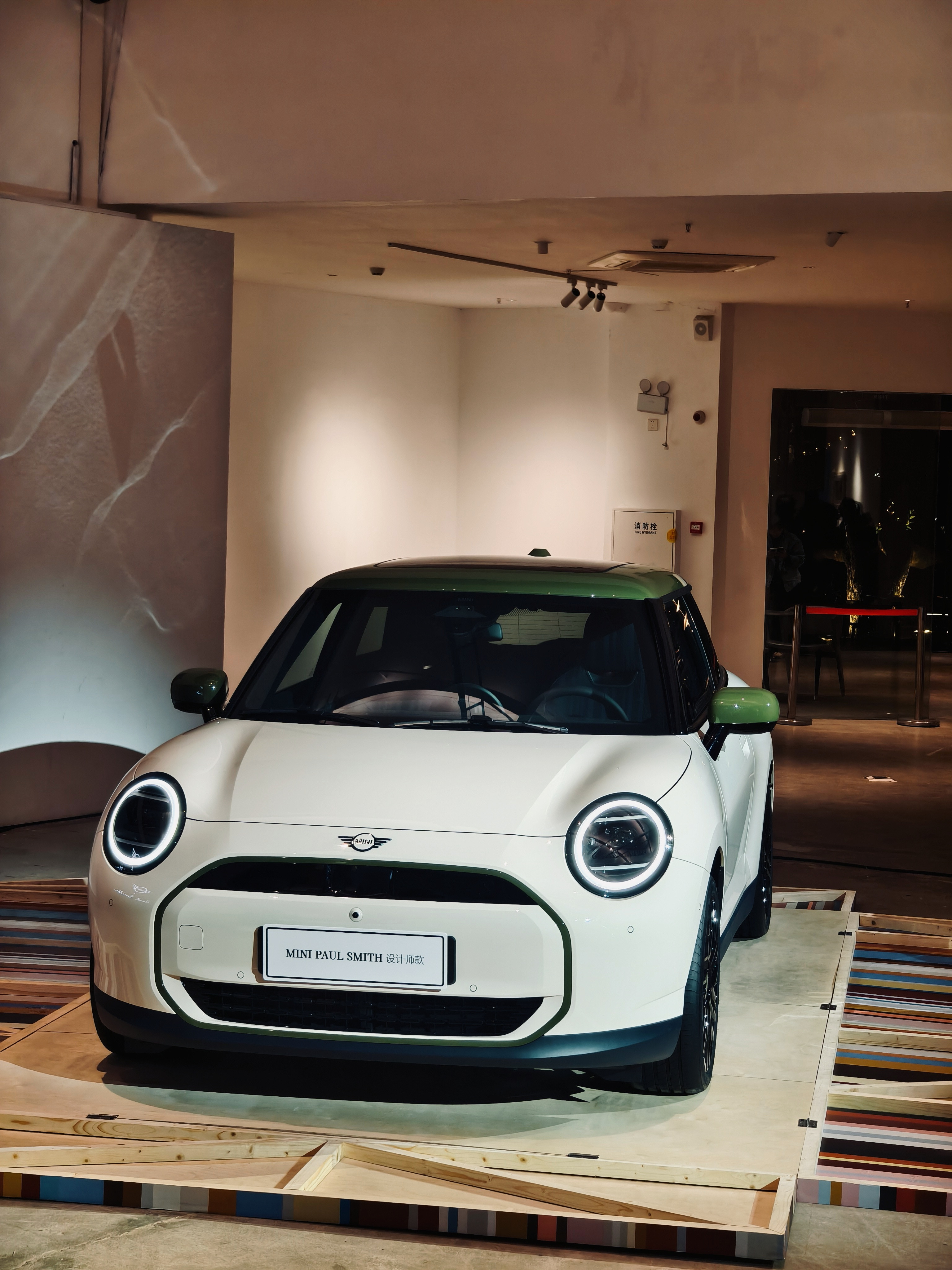 MINIPAULSMITH设计师款中国首秀来了！“羊皮纸白”的配色真的很清