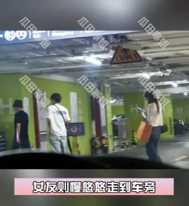冯绍峰带小19岁女友逛街，女方长相甜身材好