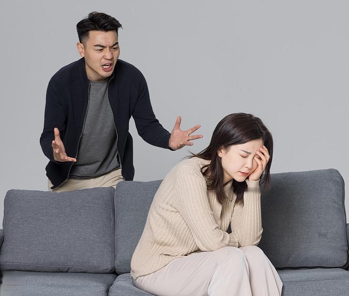 人到中年，要明白的夫妻间的真相：夫妻吵架吵赢了道理，吵没了感情。砸了锅，摔了