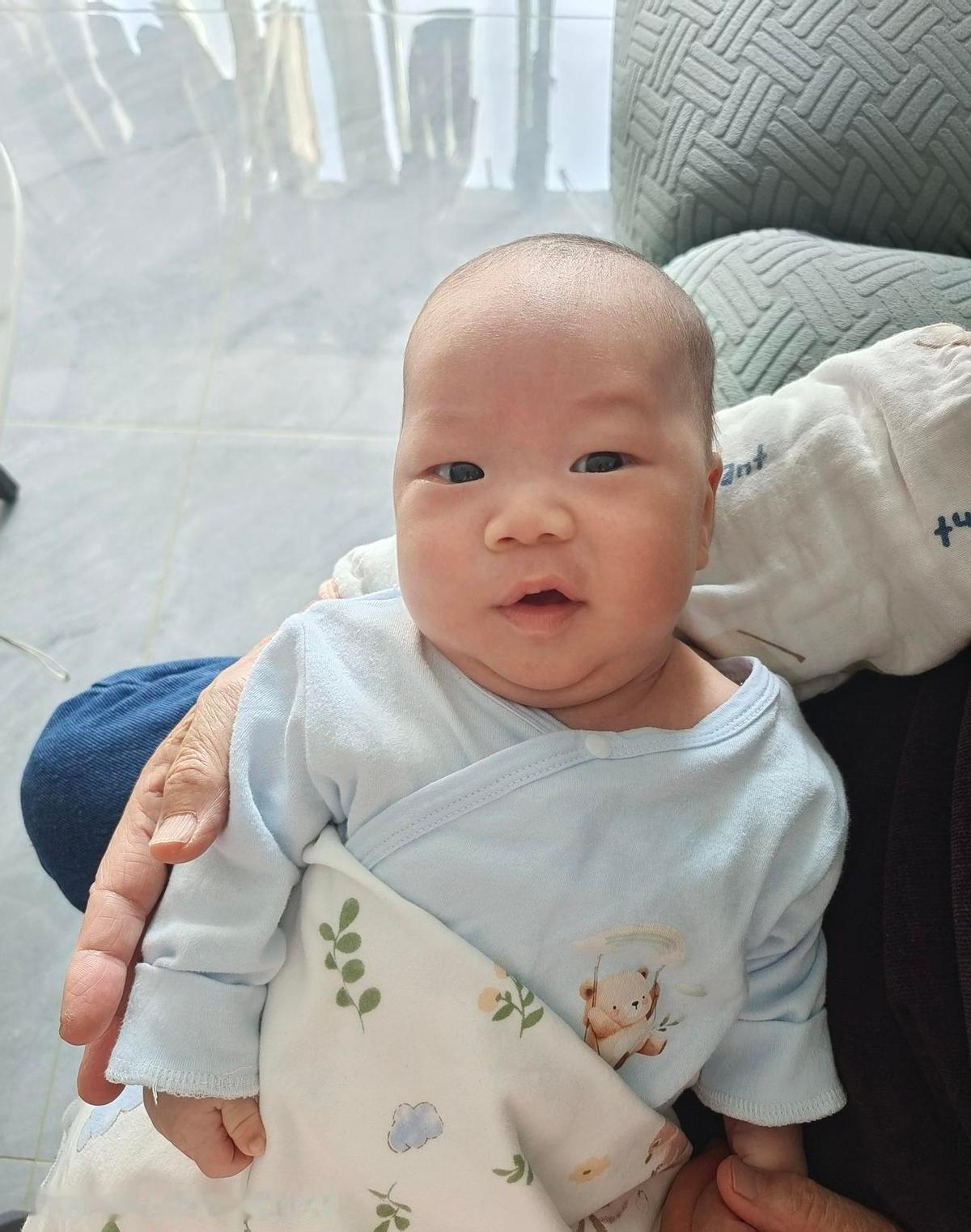 老人帮带娃，不是本分，是情分。不住一块儿，不当24小时保姆，每周顶两天，够意思