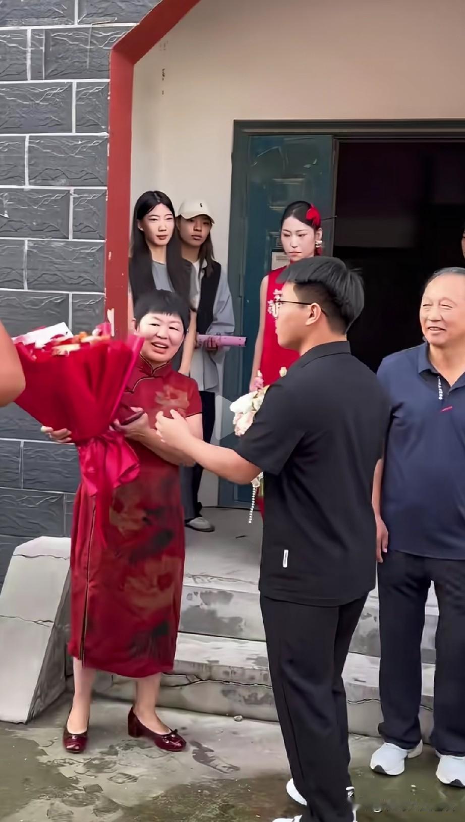 现在相亲都那么内卷了吗？还兴送花了。不仅要给对象送花，而且还要给未来丈母娘送花。