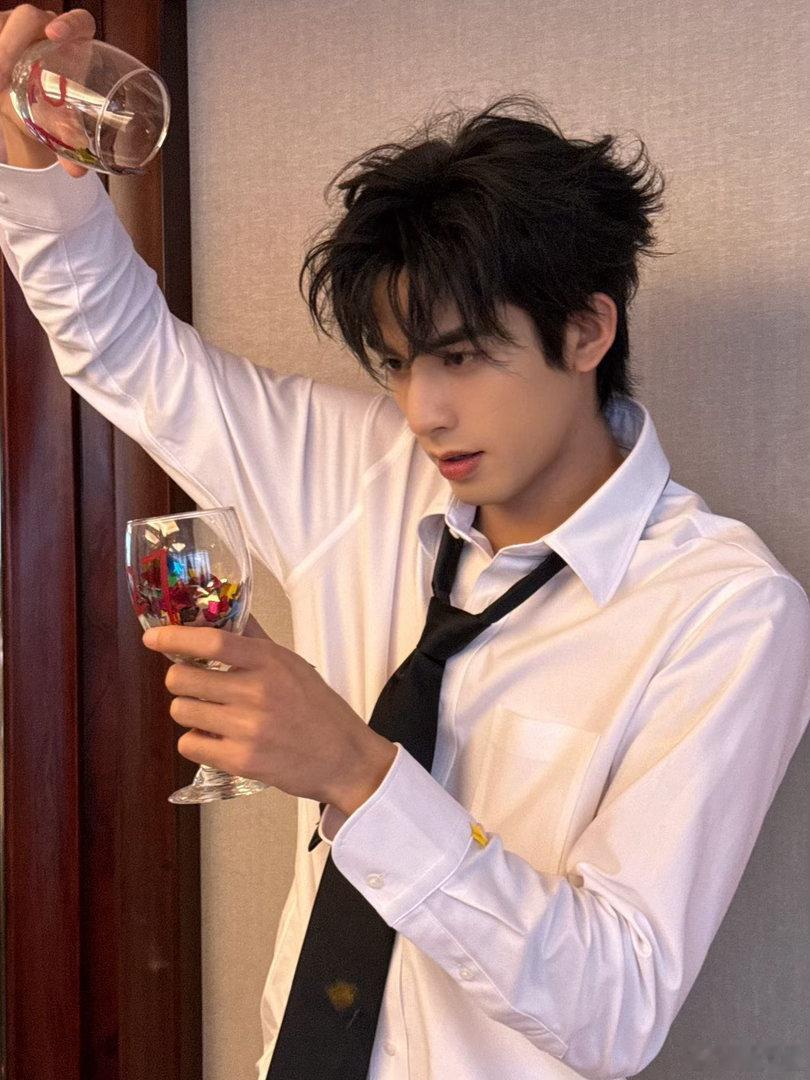 原来张凌赫宋威龙邓凯共用一张脸宋威龙的浓颜长相辨识度一直很高，看完对比才反应过