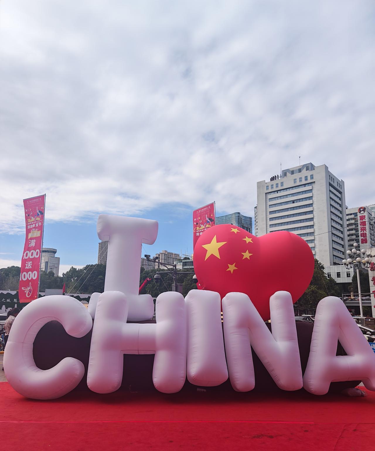 “国庆”长假结束了，宾馆价格也恢复正常了吧？我也该准备出发了。这次还是一个人，