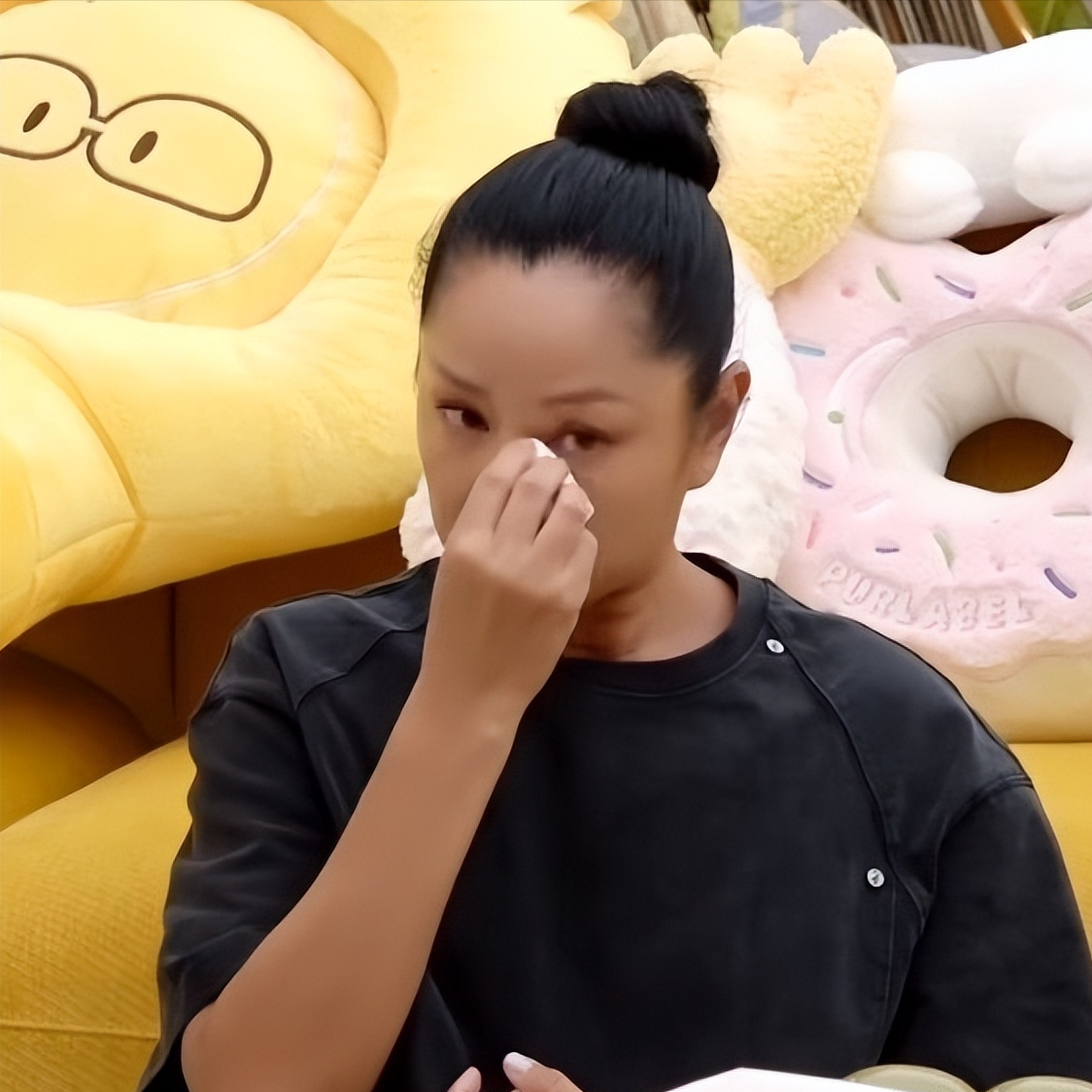 瞿颖说：“胡兵妈妈前两年过世了。胡兵有一个比他大两岁的哥哥。小时候他家里条件也没那么好。他妈妈为了节