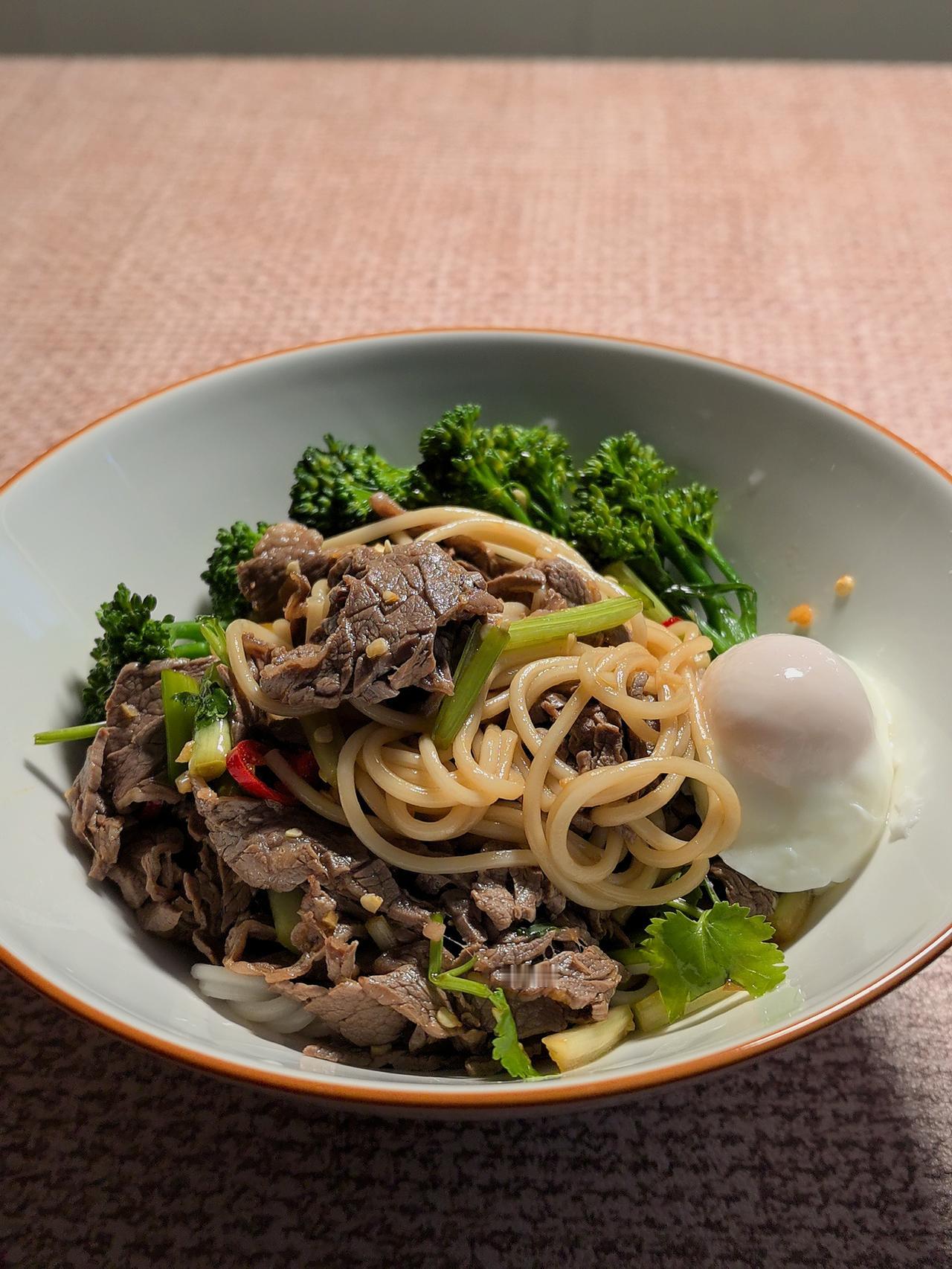 用一盒吊龙牛肉片，10分钟你自己做出一碗鲜嫩醇香的神仙牛肉拌面！