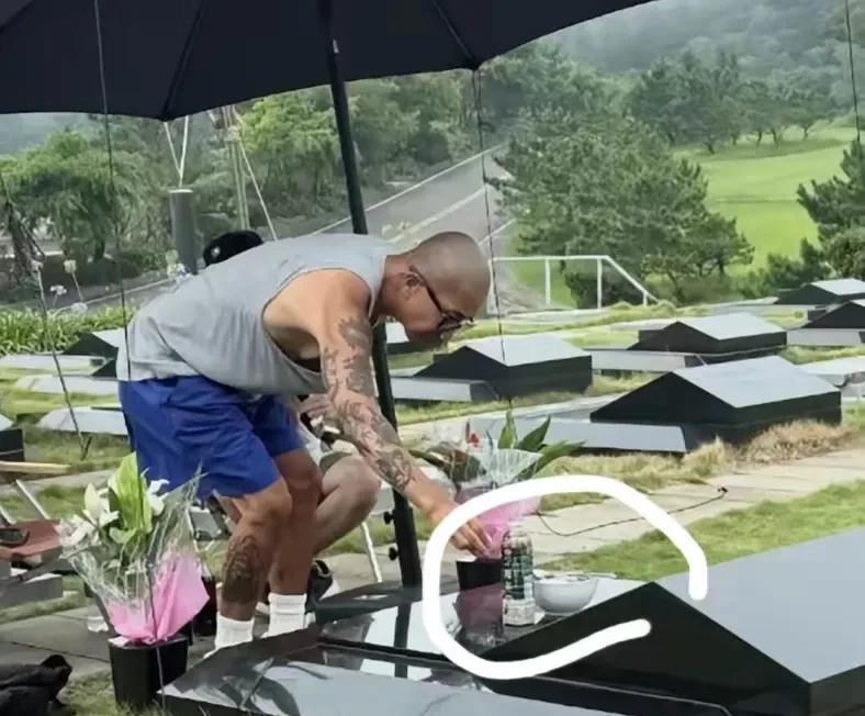 很多人对他歌功颂德，都忘了，当初就是在他身边，大s才因为一个小小流感或肺炎，就走