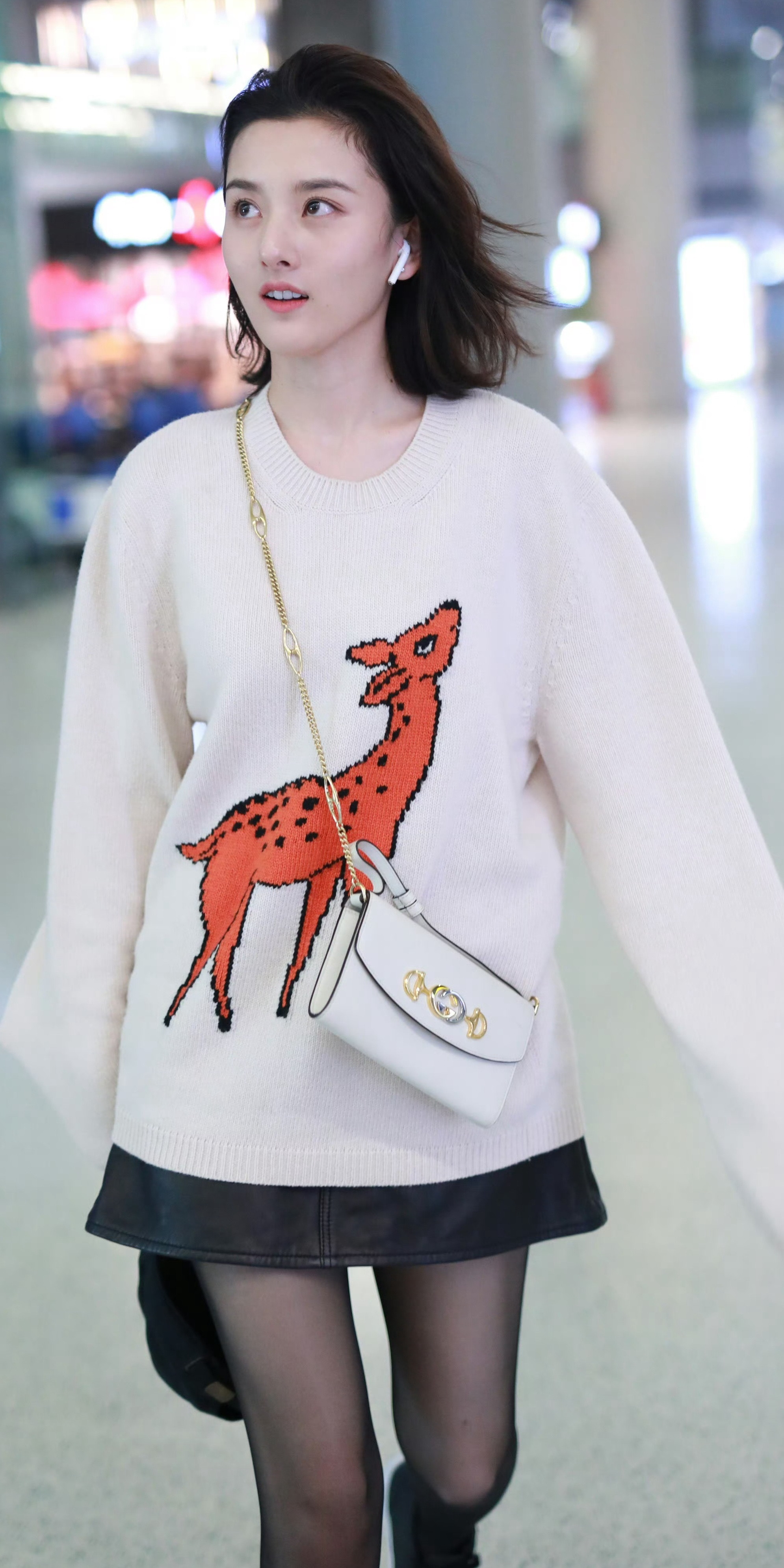 宋祖儿私服壁纸：丝袜甜美妆造。宋祖儿