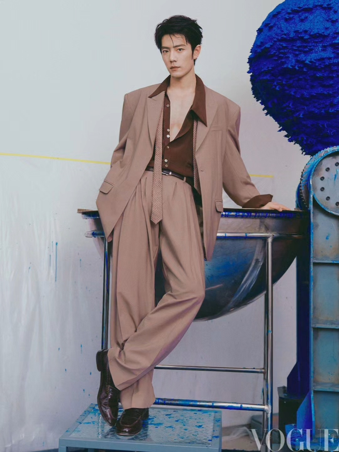 此男胸肌给我埋埋🥵肖战:VOGUE银十封面预热来了，这次封面含金量太高了，全球
