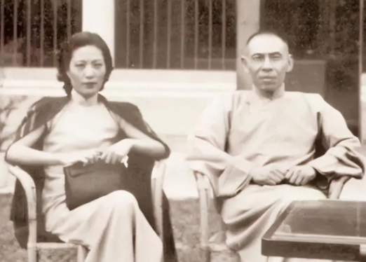 1951年初，陈毅任上海市长，他命人给了黄金荣一把扫帚在大世界前打扫卫生。之所以