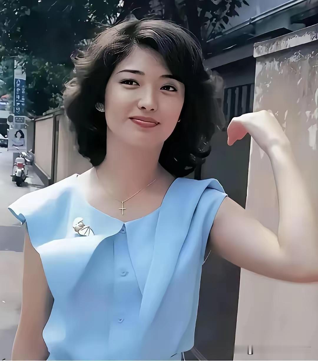 王铎：山口百惠的这张照片，中国影星没有。我看，这种轻松、随便的姿态，只有山口才有