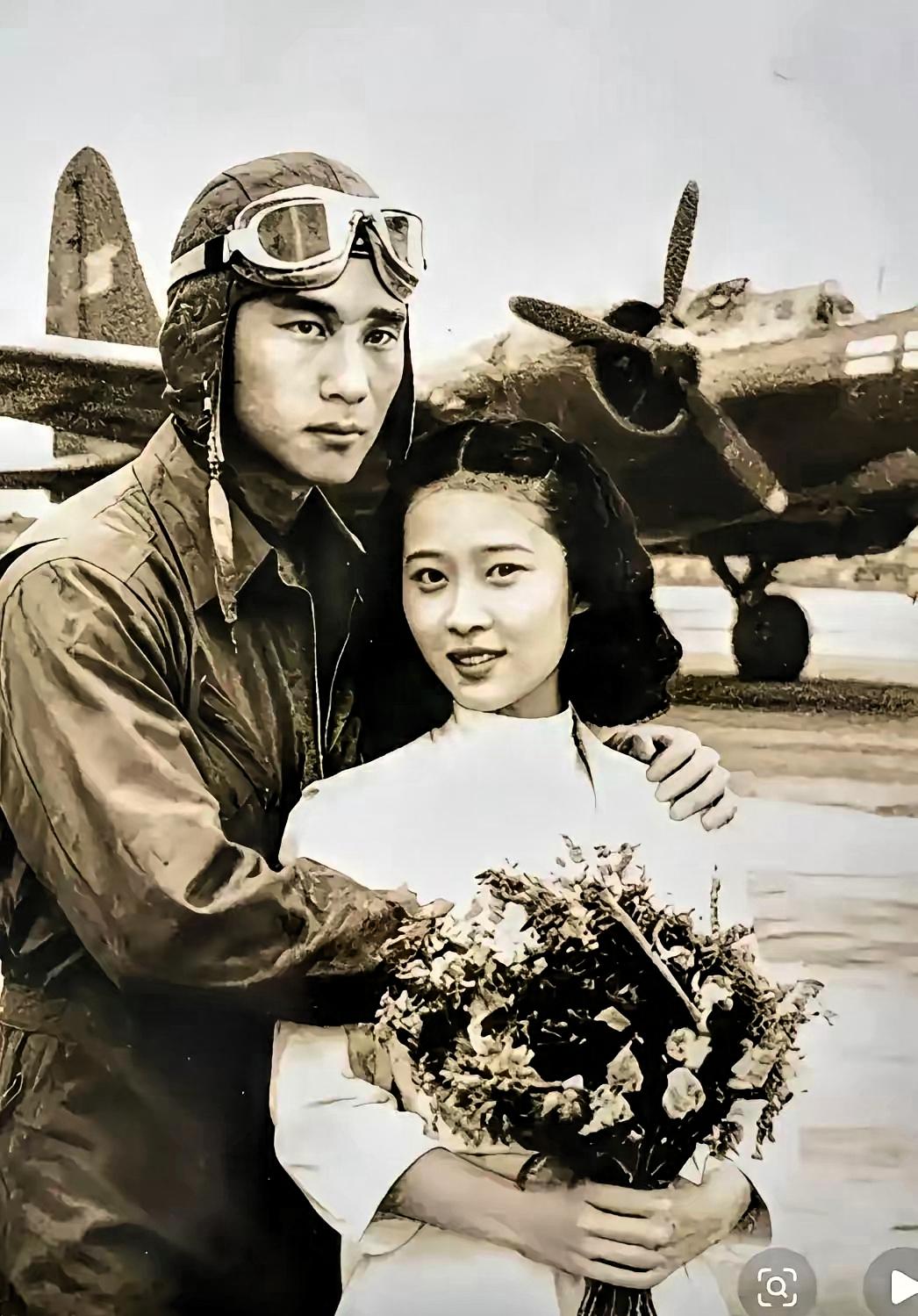 这张照片，是他们唯一的合影，也是永远的“婚纱照”。照片里，22岁的飞行员陈怀民穿