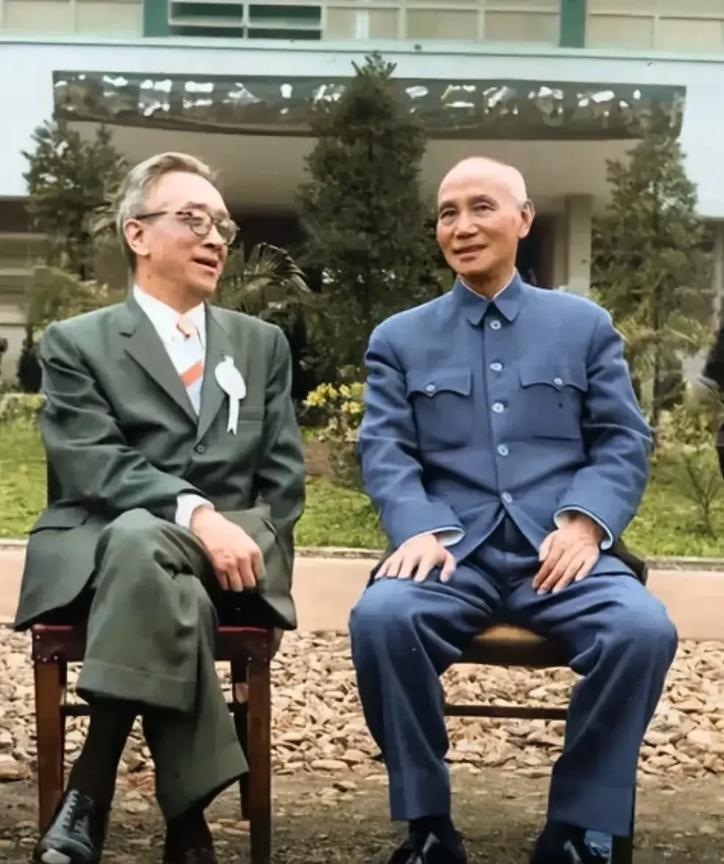 照片中和老蒋交谈的这位戴眼镜的，好像是民国时期的一位文化历史名人，哪位大神知道他