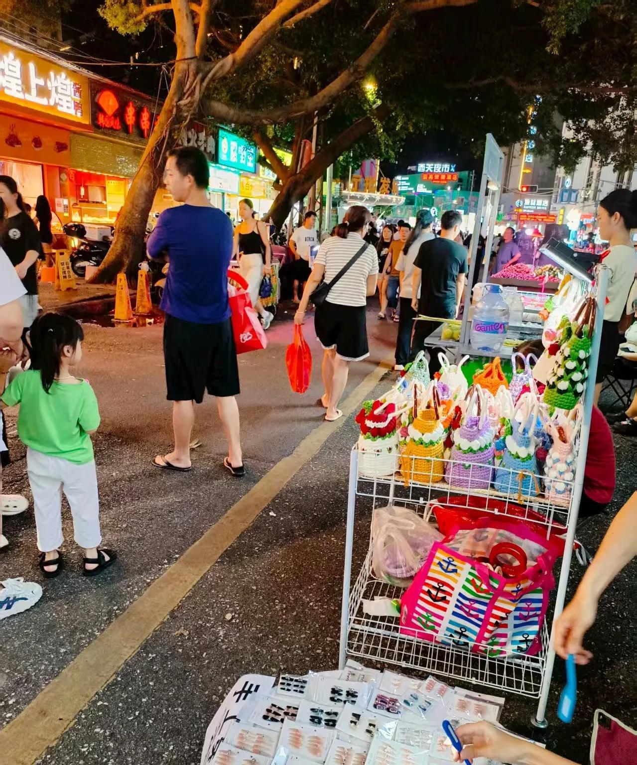 不知道大家发现没有，只要摆摊有一样生意火，别人就会立马跟风。我是在南宁市中心摆