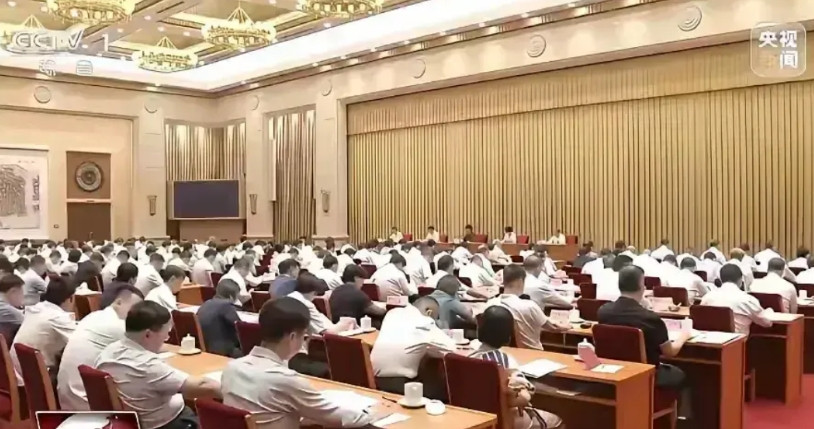 中国足协，150个人，一年光工资就烧掉7500万。就这么百来号人，管着堂堂14
