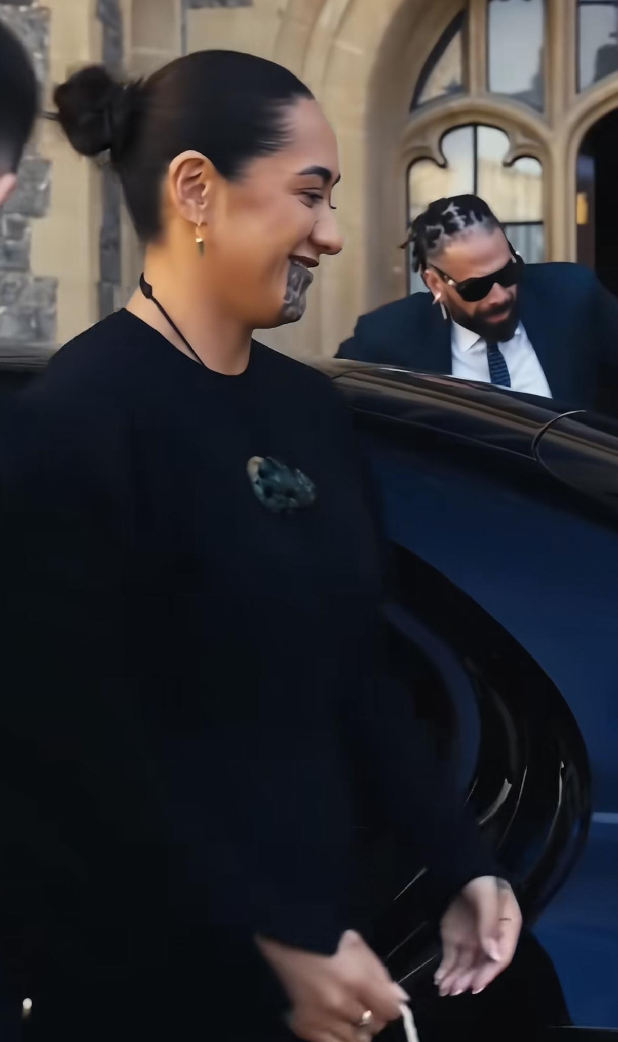 毛利女王这个嘴啥情况？查询一下，原来是毛利民族家族图腾纹身，网上有人打趣，女王晚