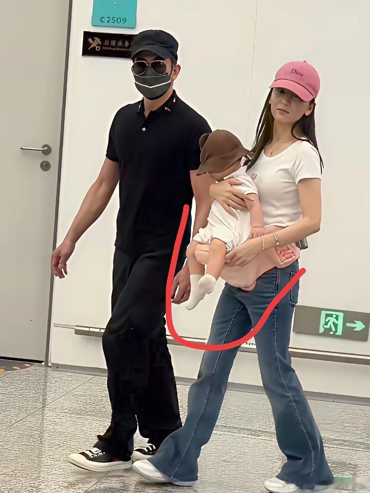 方媛抱着儿子出行的那个工具是什么，感觉好方便啊，这样抱着宝宝也不累