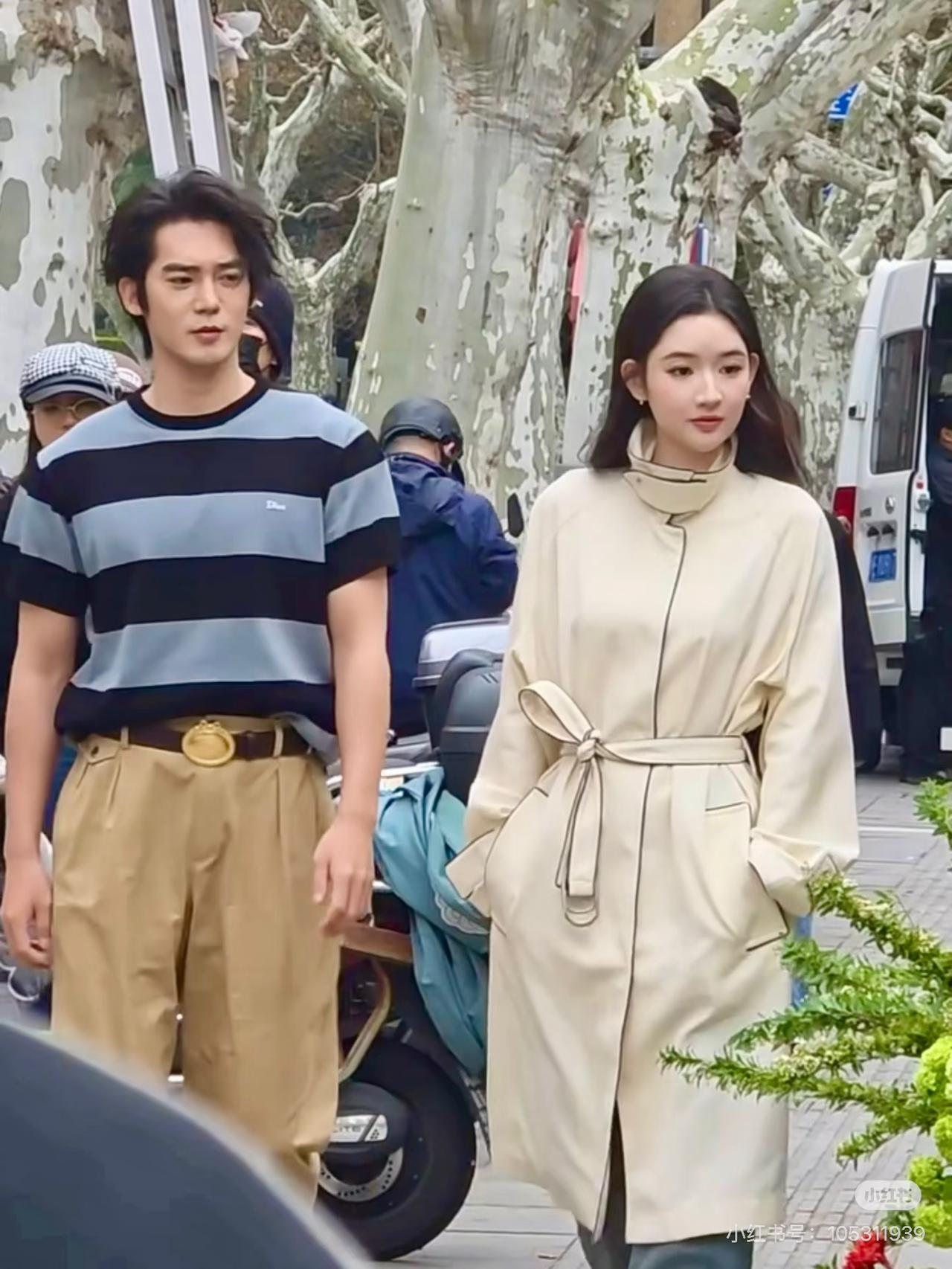 王玉雯穿风衣包裹严实，于适穿短袖，你猜上海昨天的天气到底是冷还是热[大笑]昨