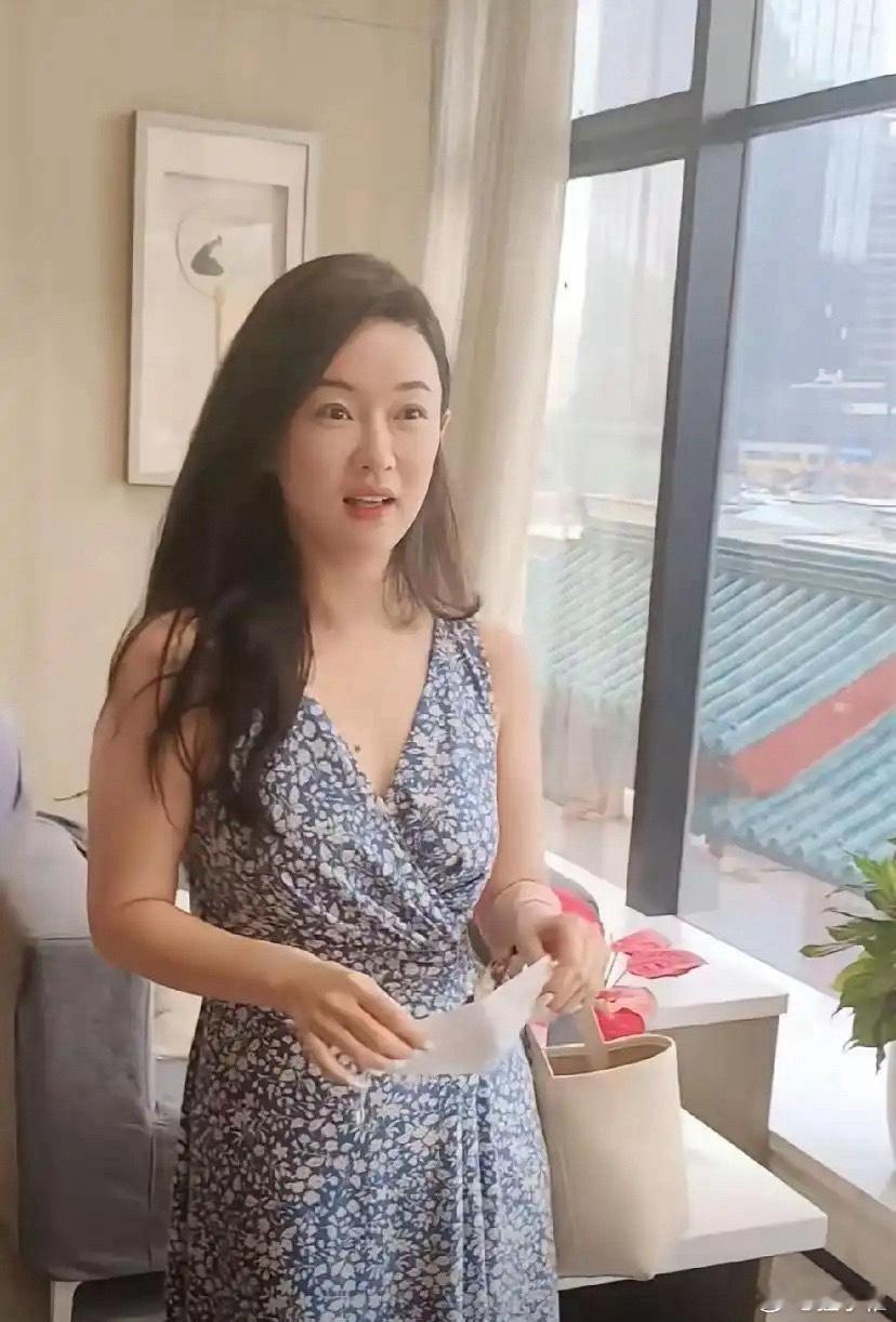 杜江霍思燕两口子出门度假，看起来状态不错，他们夫妻俩的感情是真好啊