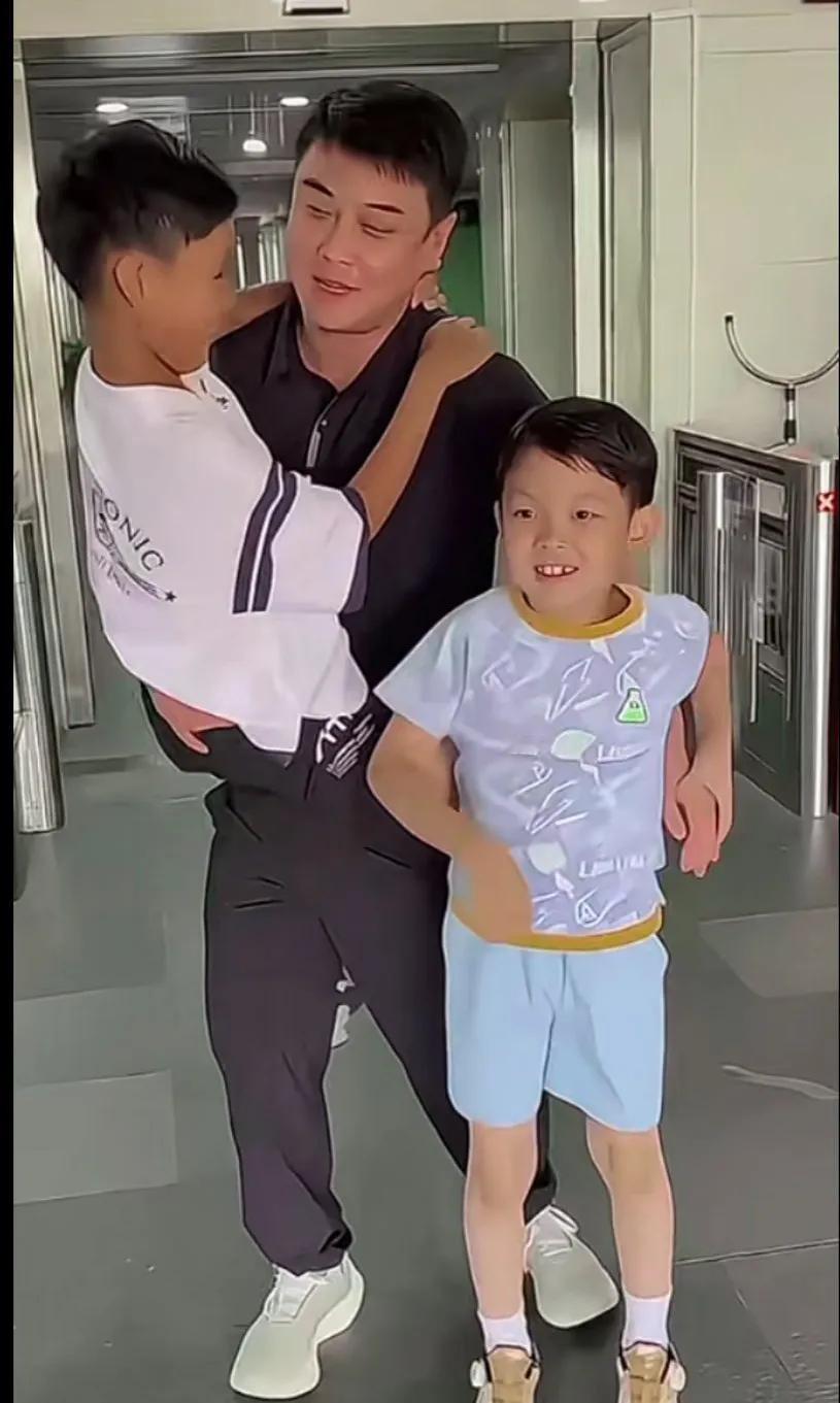 俩孩来接他们爹了王皓教练太幸福了，有二个可爱的儿子[赞]国家队里好多孩子都喜