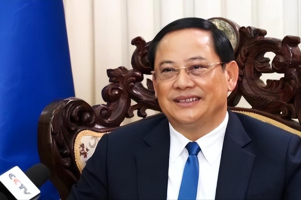 当老挝代表在国会上拍着桌子，急红了眼要求把中老铁路修到自己家门口时，隔壁的越南人